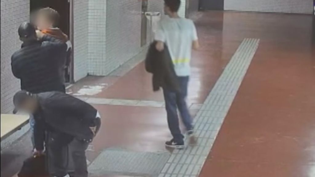 El llamado `método de la mancha´, uno de los más utilizados para robar en el metro de Barcelona