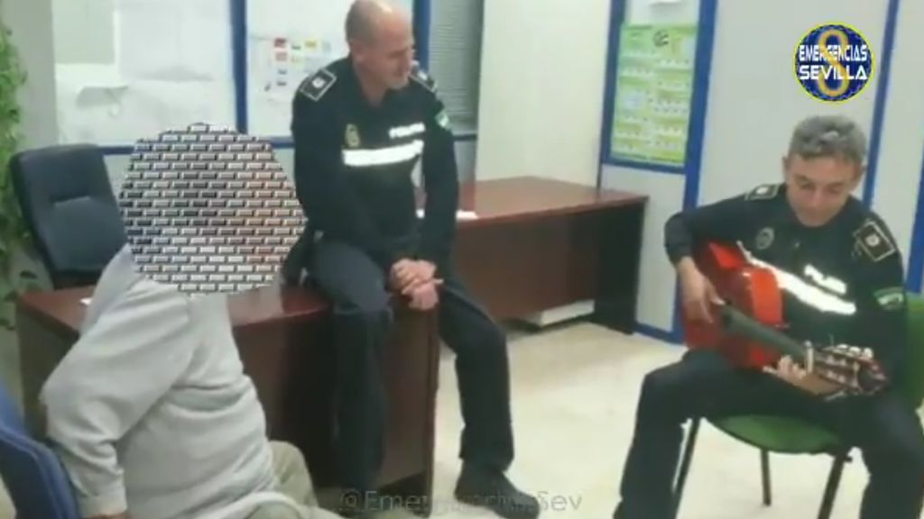 La policía sevillana se arranca por flamenquito por una buena causa