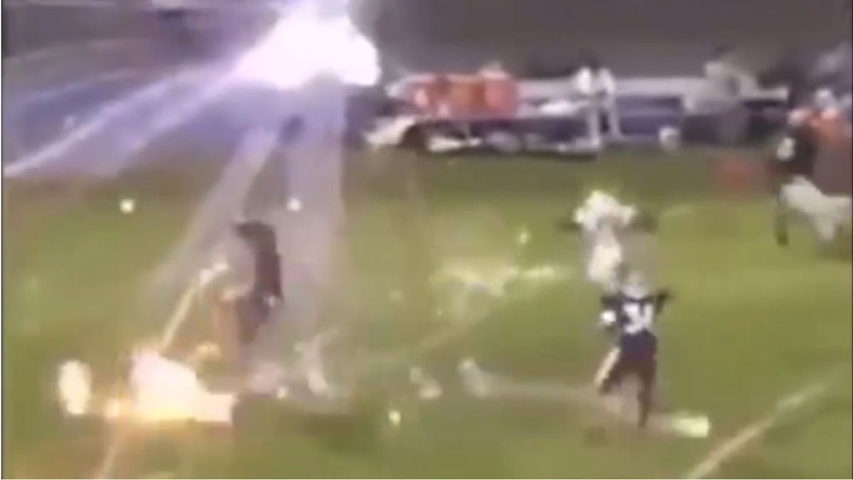 Se forma el caos en un partido de fútbol americano al impactar fuegos artificiales directamente sobre el campo Se forma el caos en un partido de fútbol americano al impactar fuegos artificiales directamente sobre el campo