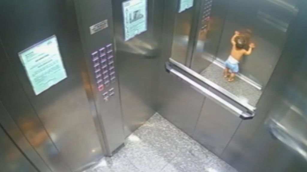 Angustioso momento al dejar atrapado a su hermano pequeño en el ascensor