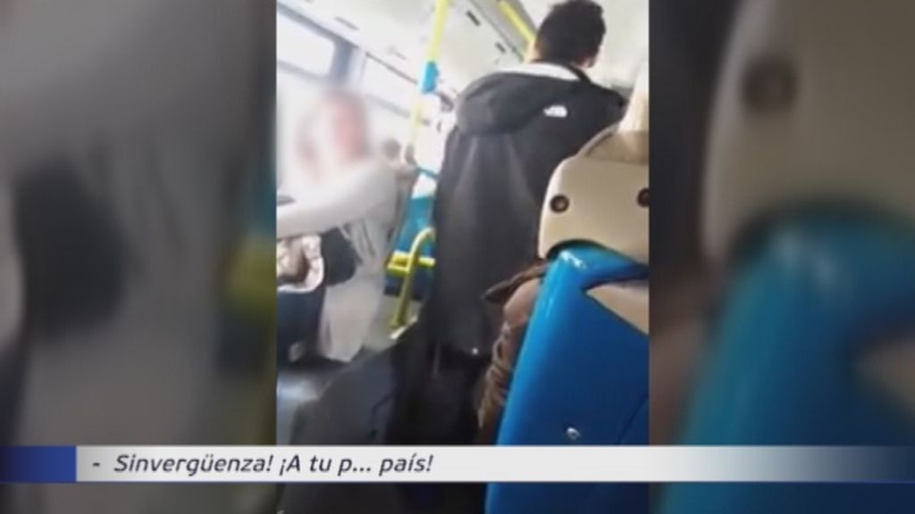 Los pasajeros del autobús de Madrid contemplaron la agresión xenófoba con una pasmosa pasividad