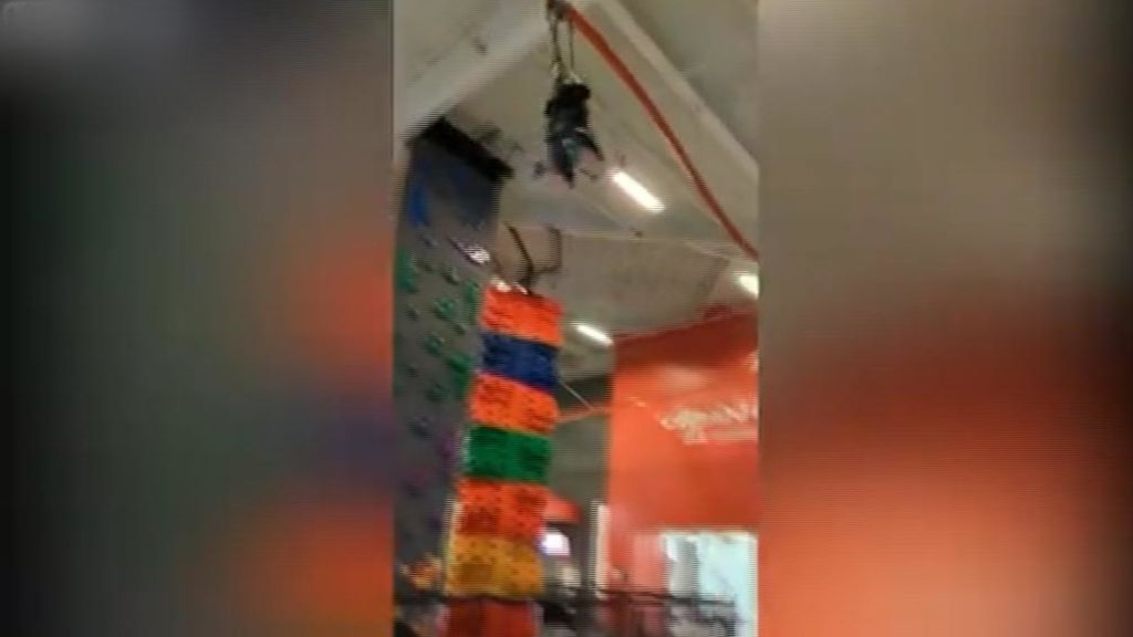 Un niño de 10 años se cae de una tirolina a más de seis metros de altura