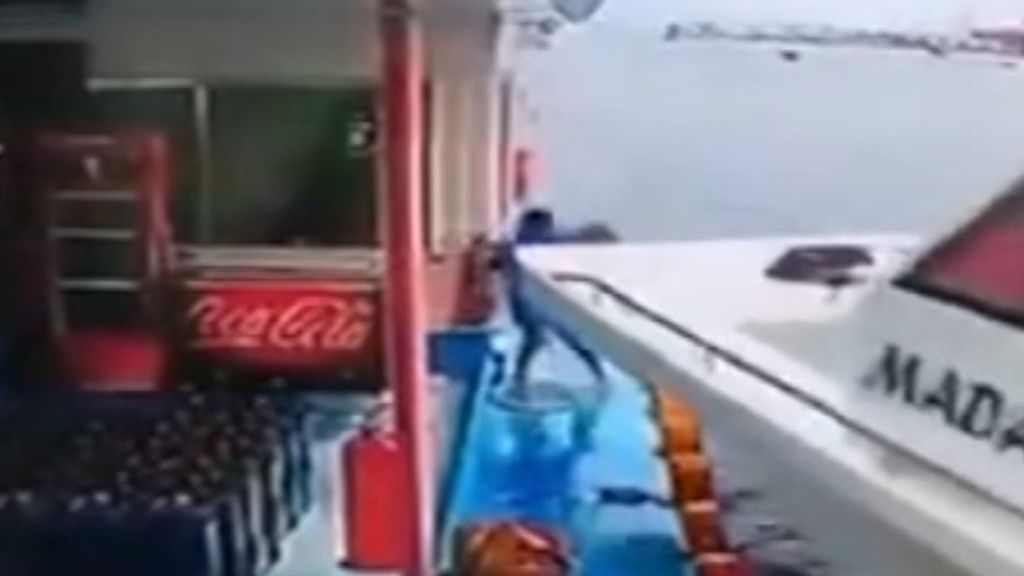 Un hombre consigue evitar el impacto de un barco, fuera de control, que se dirigía hacia él