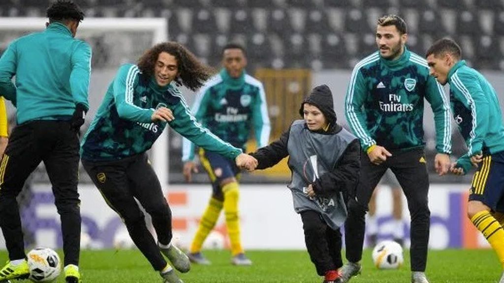 Un joven recogepelotas se une al entrenamiento del Arsenal antes de su partido en la Europa League Un joven recogepelotas se une al entrenamiento del Arsenal antes de su partido en la Europa League
