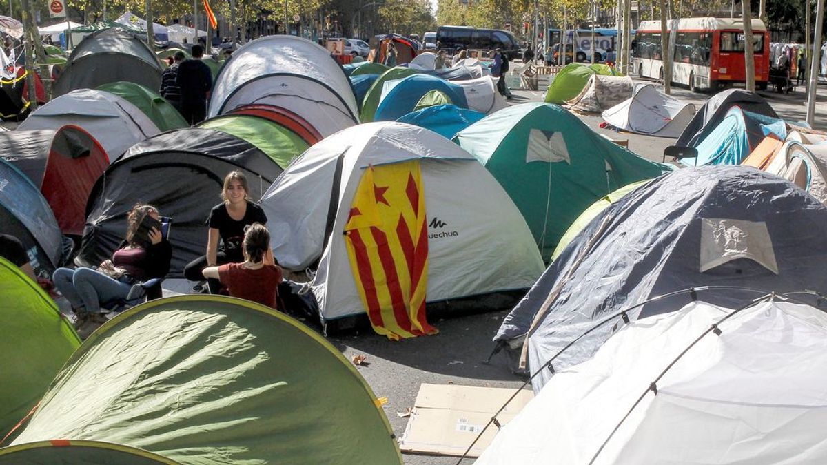 Los jóvenes acampados en Barcelona cumplen una semana "sin intención" de irse