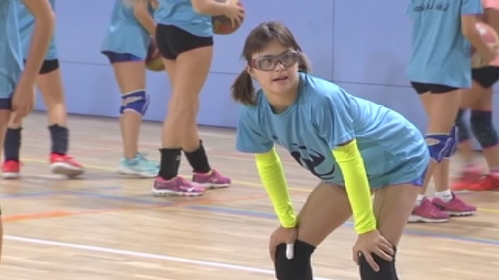 Laia, la niña con síndrome de down a la que no dejaban jugar la Copa de España de voleibol