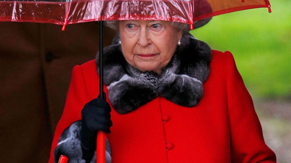 Isabel II veta las pieles en su nuevo vestuario