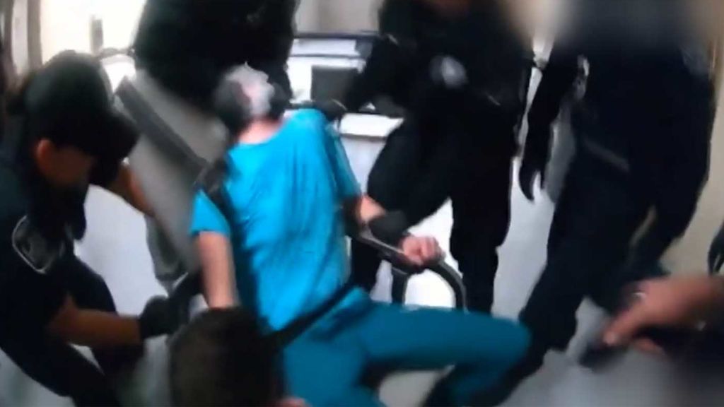Maltrato policial en EEUU: le ponen una bolsa en la cabeza y electrocutan con una táser a una detenida por llevar a su perro sin correa