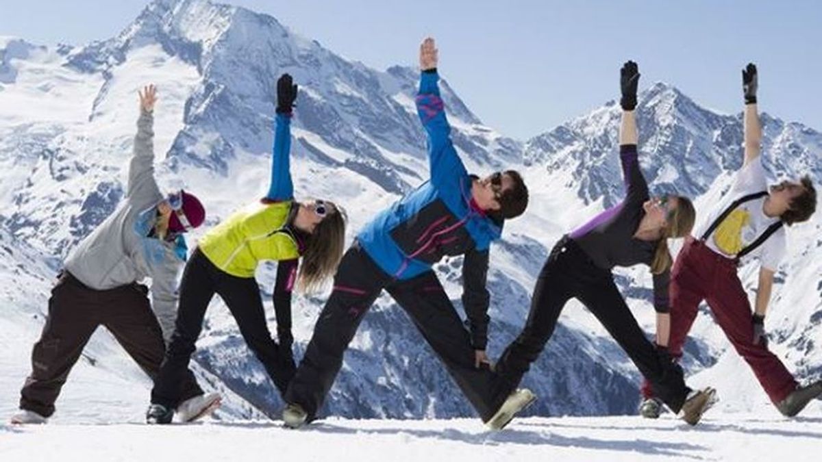 ‘Yogasquí’: el nuevo deporte para relajarse en la nieve