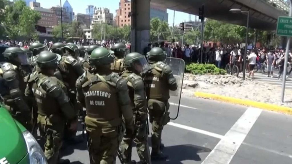 Piñera niega los abusos policiales a pesar de las cifras: una veintena de muertos y 7.000 detenidos