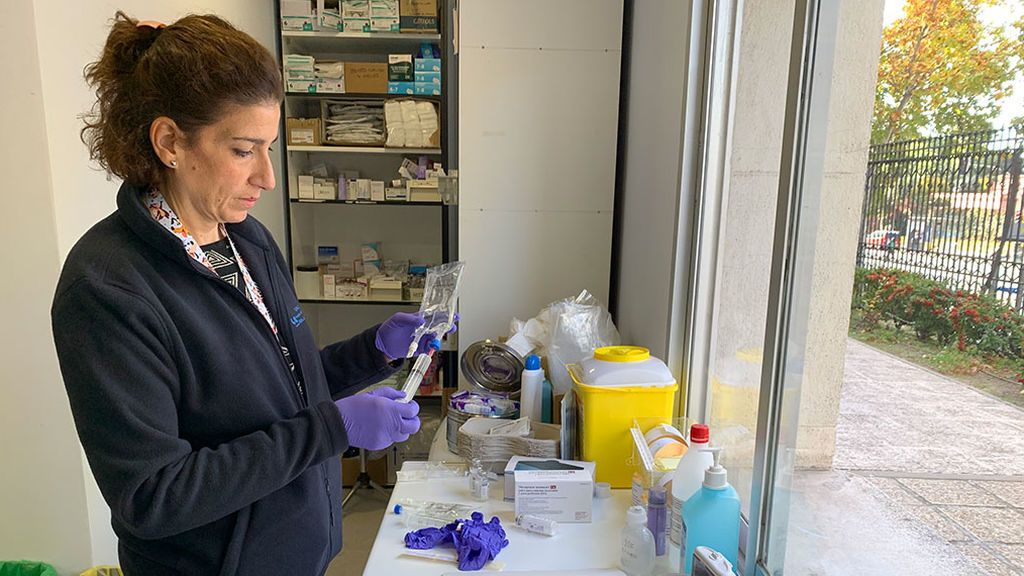 Begoña prepara la medicina