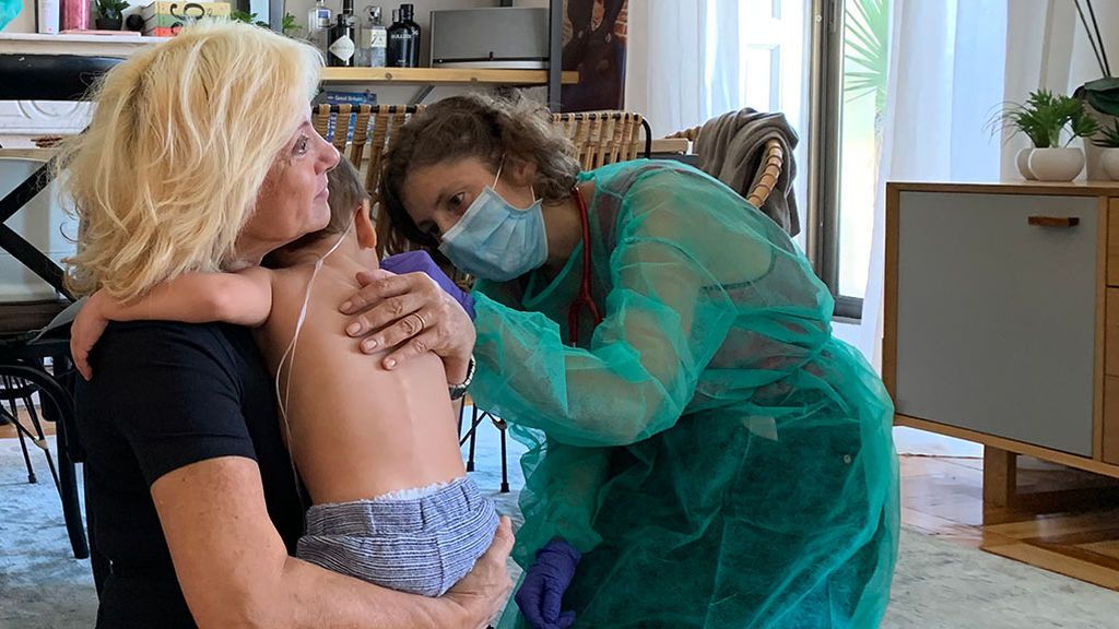 Federico con su abuela mientras le auscultan