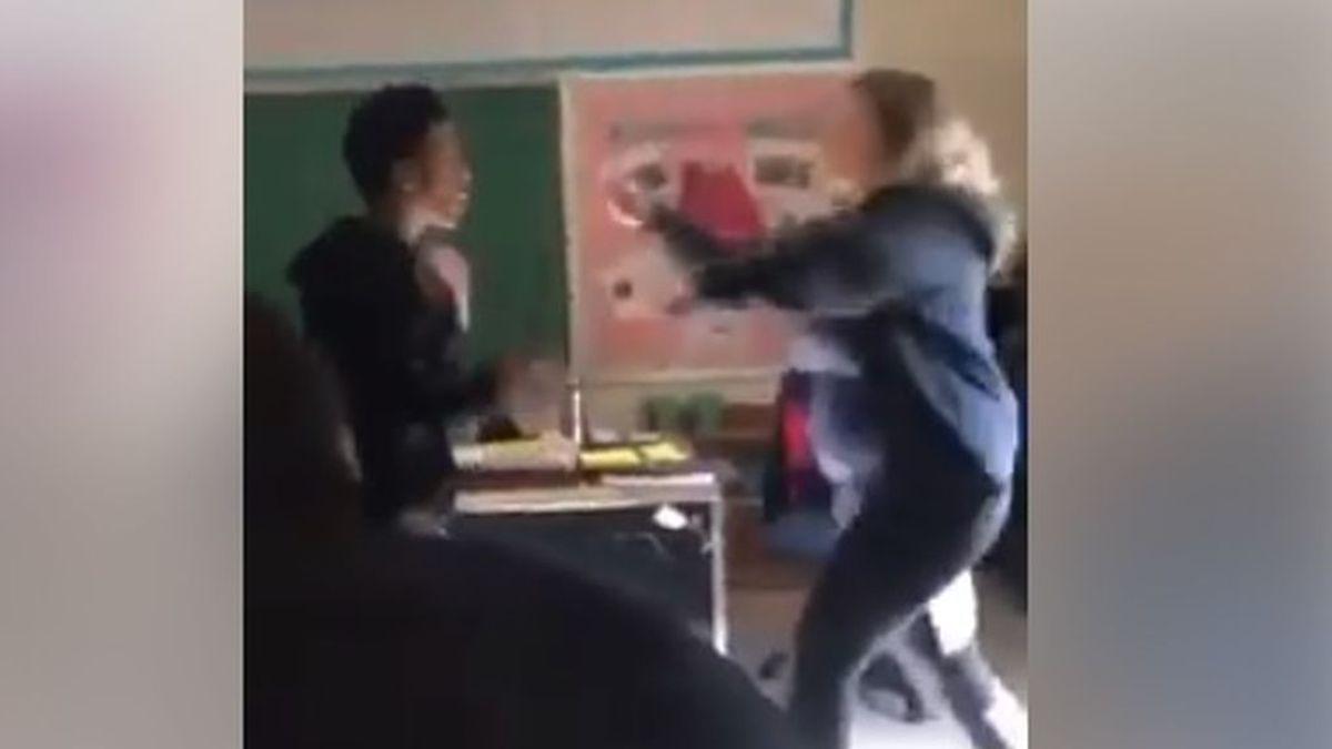 Brutal pelea entre un alumno y su profesora, que le pidió que dejase de utilizar el móvil en clase