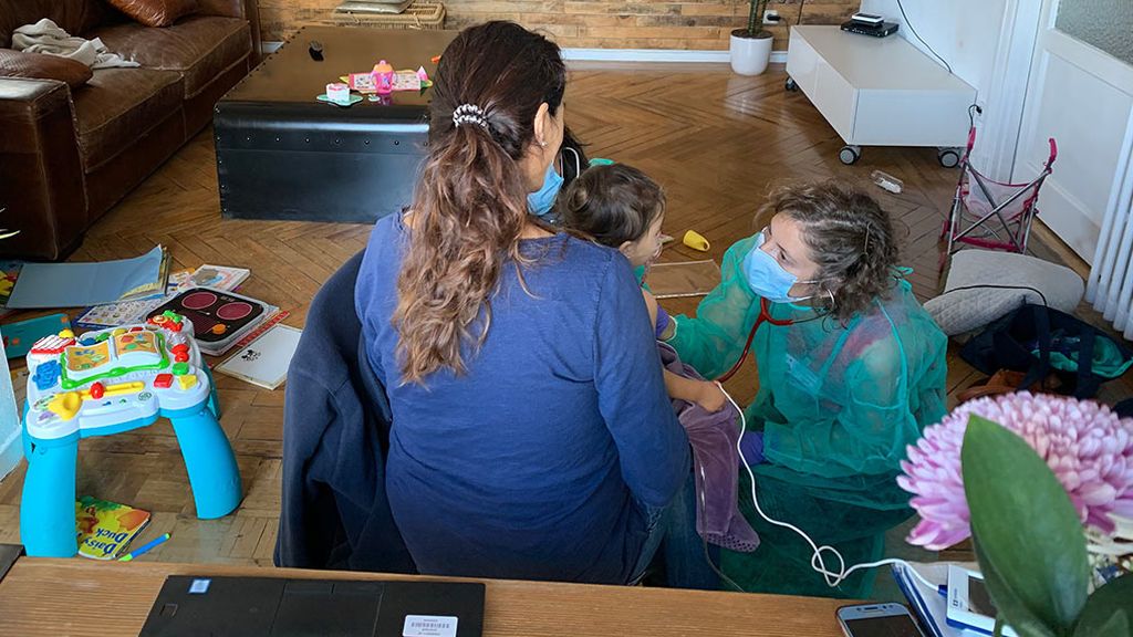 Sol con su doctora en su salón, rodeada de sus juguetes