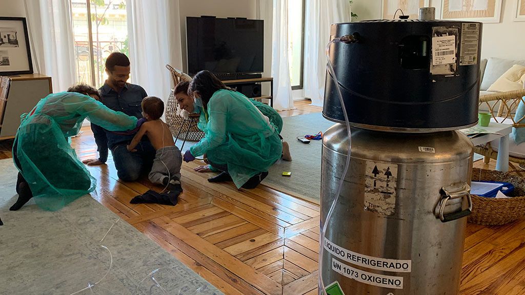 Federico con su padre y sus médicos