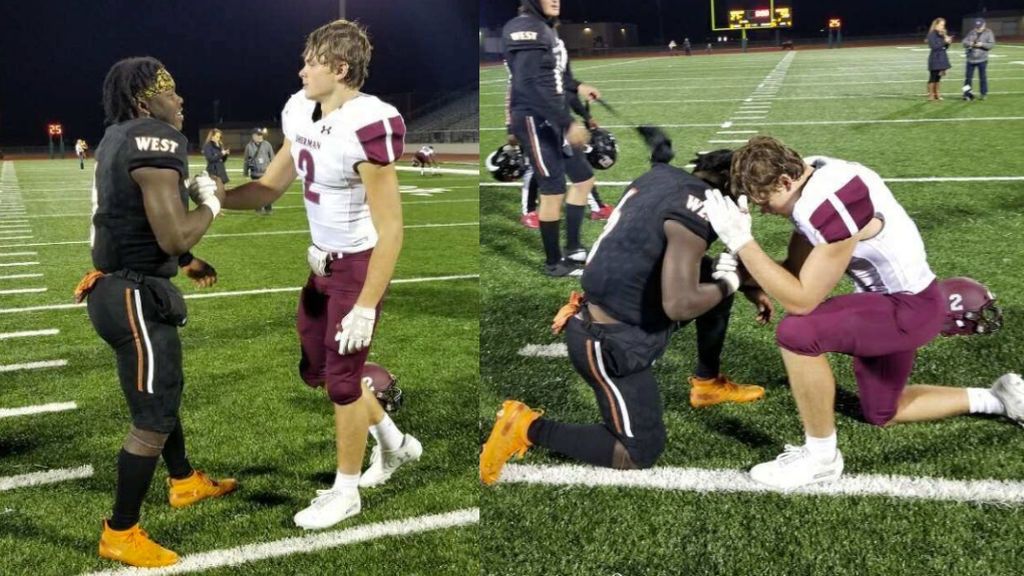 Un jugador de fútbol americano le pide rezar a un rival por su madre con cáncer en mitad del campo Un jugador de fútbol americano le pide rezar a un rival por su madre con cáncer en mitad del campo
