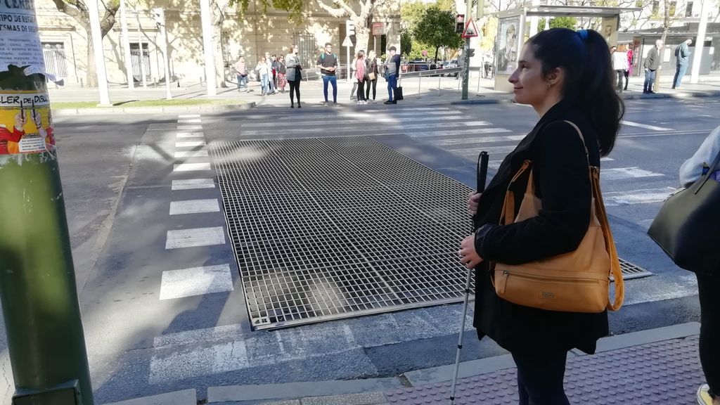 Los 20 pasos más seguros de Raquel: instalan el semáforo sonoro que llevaba 10 años pidiendo
