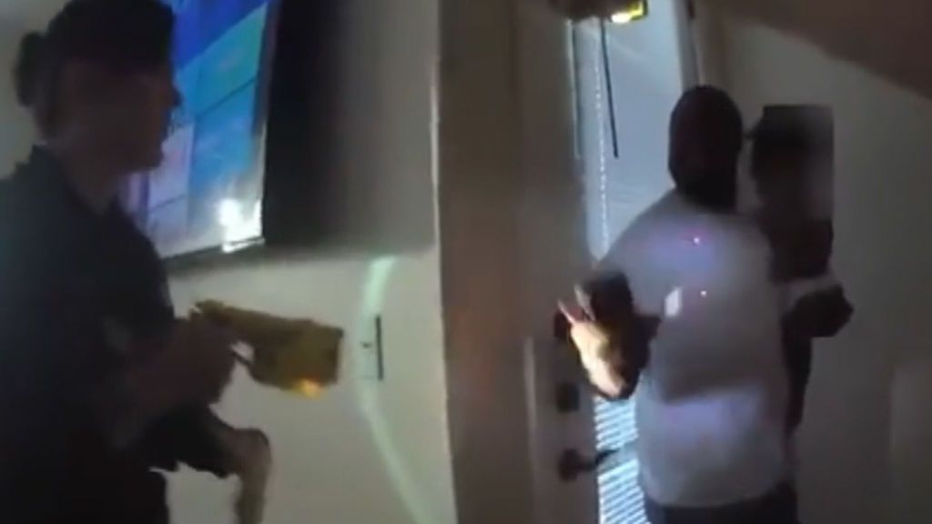 Tras una denuncia de violencia doméstica, usan la taser contra un hombre que tenía en brazos a su bebé