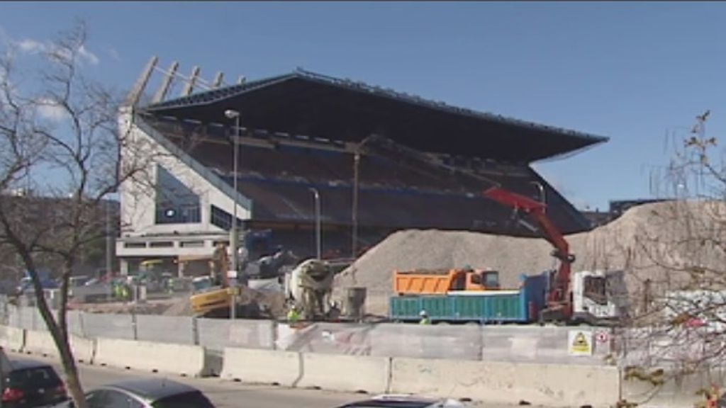 Al Vicente Calderón le queda poco para ser historia: comienzan las obras para demoler la tribuna principal