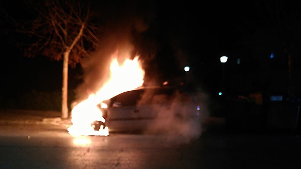 El coche de C.O ardiendo