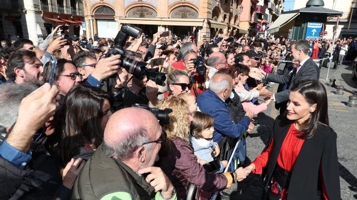 Igualito que en Barcelona: Los Reyes se hacen 'selfies' con los más jóvenes en Sevilla