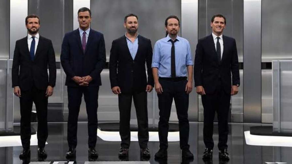 Pablo Casado (PP), Pedro Sánchez (PSOE y presidente del Gobierno en funciones), Santiago Abascal (Vox), Pablo Iglesias (Unidas Podemos) y Albert Rivera (Ciudadanos) posan ante las cámaras en la Academia de Televisión en los instantes previos al debate electoral del 4 de noviembre de 2019.