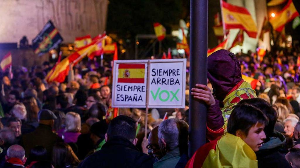 Vox se conjura entre un mar de banderas para dar la campanada el domingo Vox se conjura entre un mar de banderas para dar la campanada el domingo