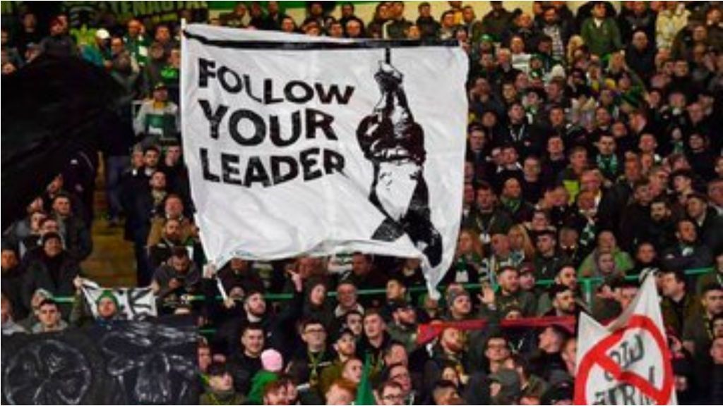 Pancarta de los aficionados del Celtic sobre Mussolini dedicada a los ultras del Lazio