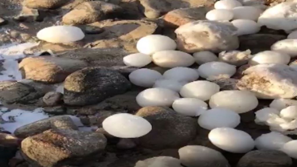 El increíble evento meteorológico que cubre de ‘huevos de hielo’ la playa de Finlandia