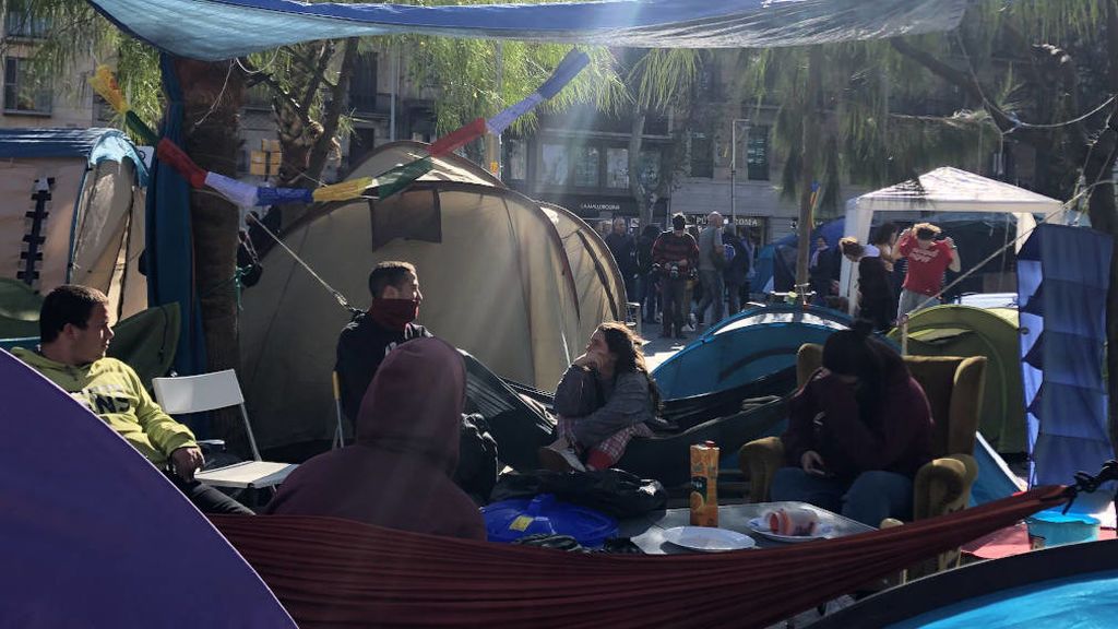 Malestar en la acampada de la plaza Universidad tras el abandono de un centenar de jóvenes Malestar en la acampada de la plaza Universidad tras el abandono de un centenar de jóvenes