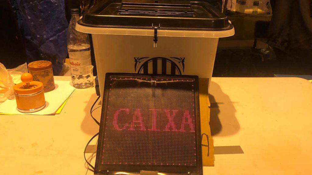 Polémica por el dinero de la caja solidaria de la acampada de plaza Universidad Polémica por el dinero de la caja solidaria de la acampada de plaza Universidad