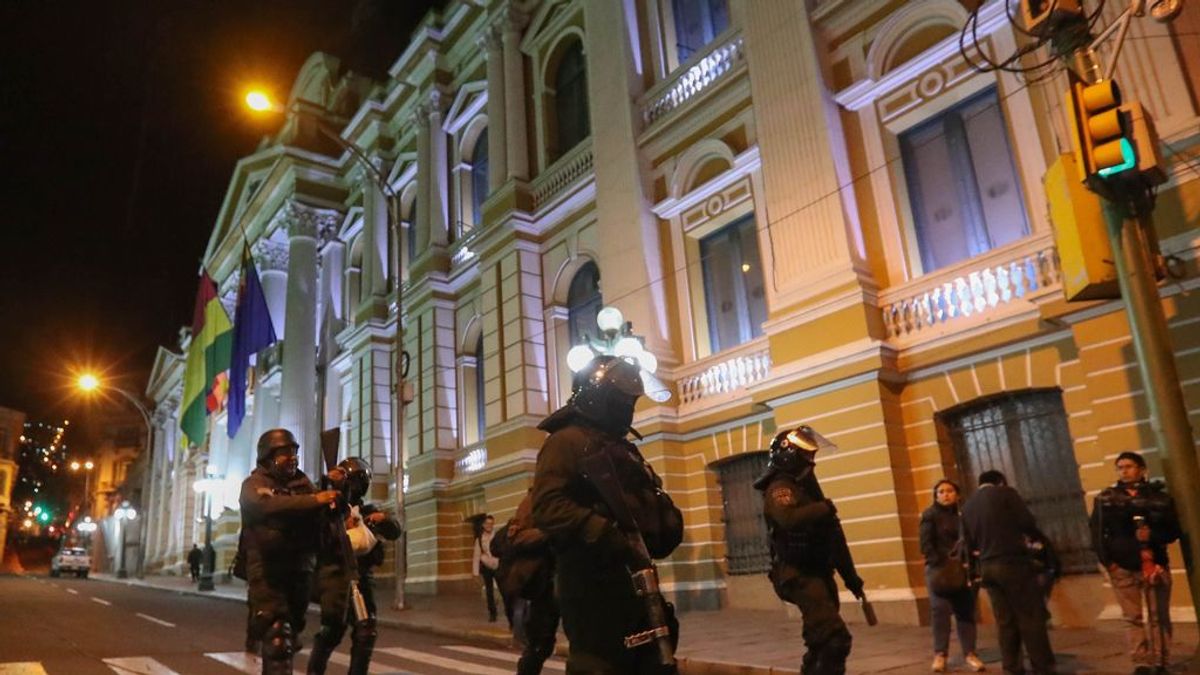 Las fuerzas policiales que custodian la sede de la Presidencia de Bolivia deciden amotinarse