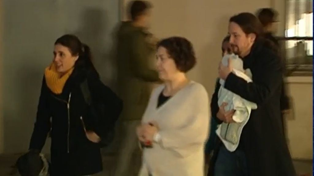 Irene Montero y Pablo Iglesias llegan a la sede de Unidas Podemos con su hija Aitana en una mochila portabebés