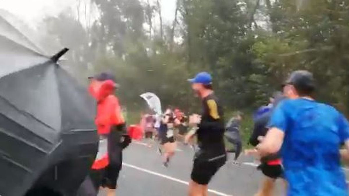 Locura en la Behobia - San Sebastián: los corredores, yendo de espaldas en mitad de una granizada Locura en la Behobia - San Sebastián: los corredores, yendo de espaldas en mitad de una granizada