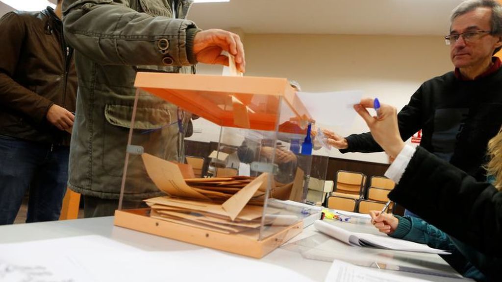 Varias personas votan en un colegio electoral de Madrid