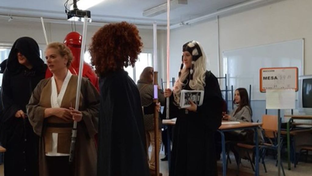 Que la fuerza del voto les acompañe: En Sevilla votan disfrazados de Star Wars