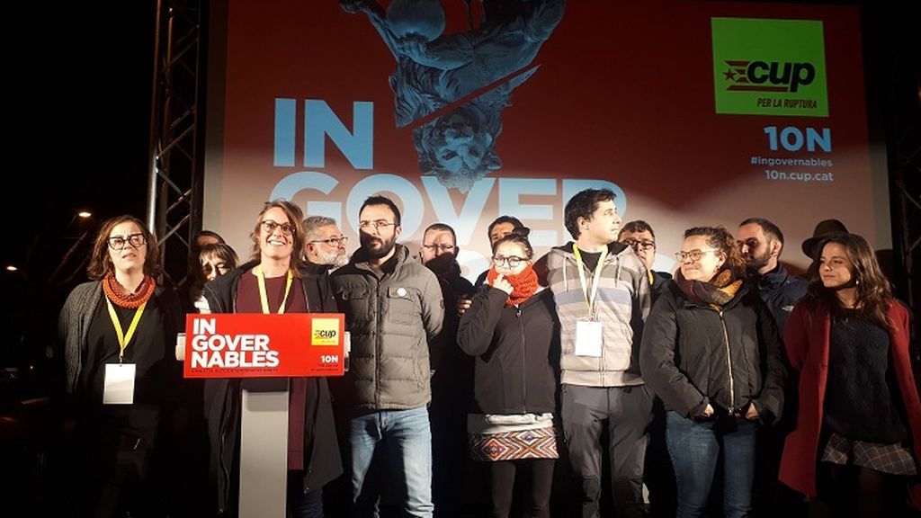 La CUP entra en el Congreso y pide que los partidos independentistas bloqueen la investidura La CUP entra en el Congreso y pide que los partidos independentistas bloqueen la investidura
