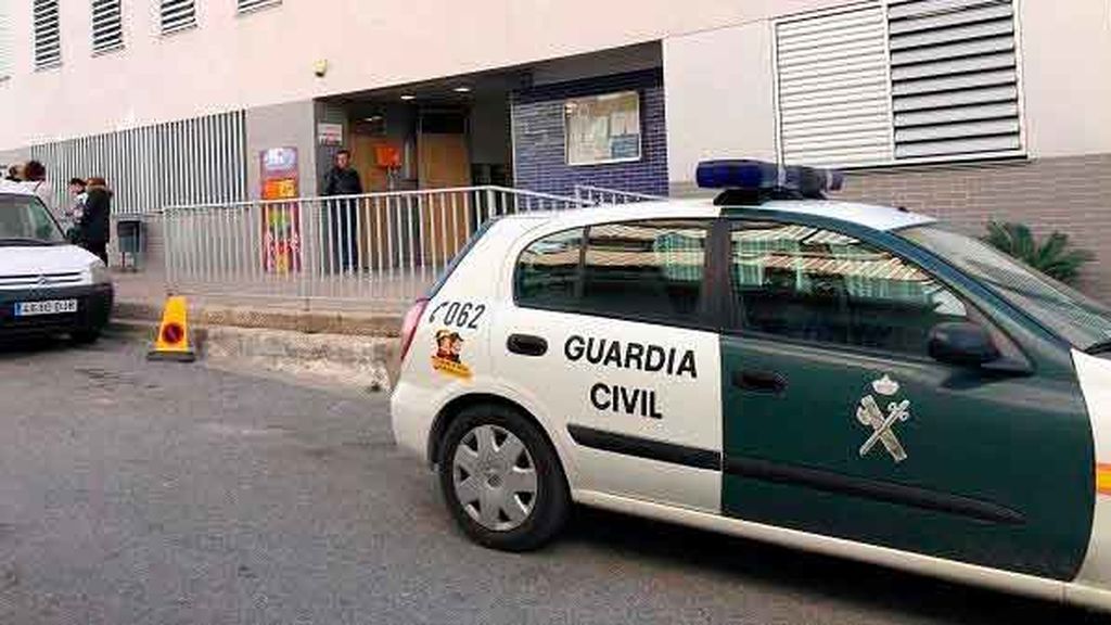 Fallece una mujer tras desmayarse en un colegio electoral de Vélez de Benaudalla (Granada) cuando iba a votar Fallece una mujer tras desmayarse en un colegio electoral de Vélez de Benaudalla (Granada) cuando iba a votar