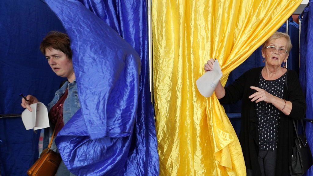 Dos mujeres terminan de votar