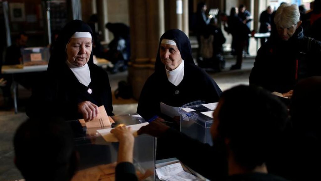 Dos monjas votan en un colegio electoral de Barcelona