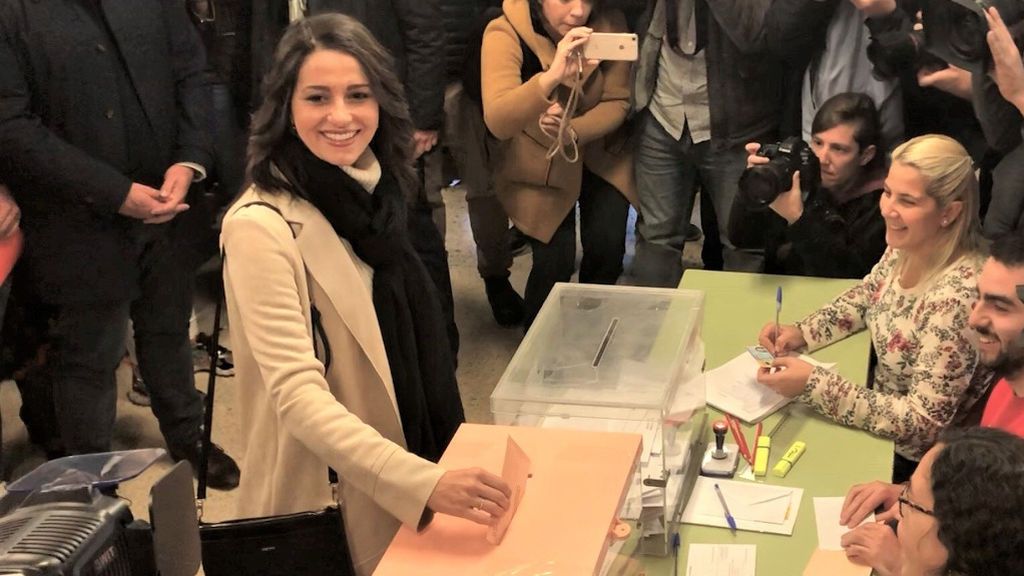 Arrimadas vota entre abucheos independentistas en Barcelona Arrimadas vota entre abucheos independentistas en Barcelona