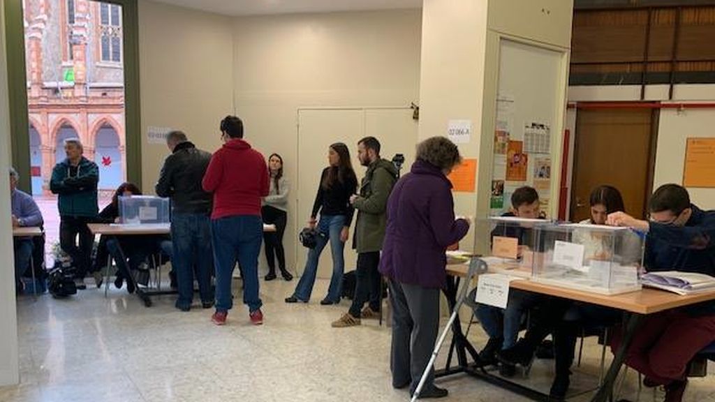 Normalidad en la apertura de los 2.670 colegios de Cataluña Normalidad en la apertura de los 2.670 colegios de Cataluña