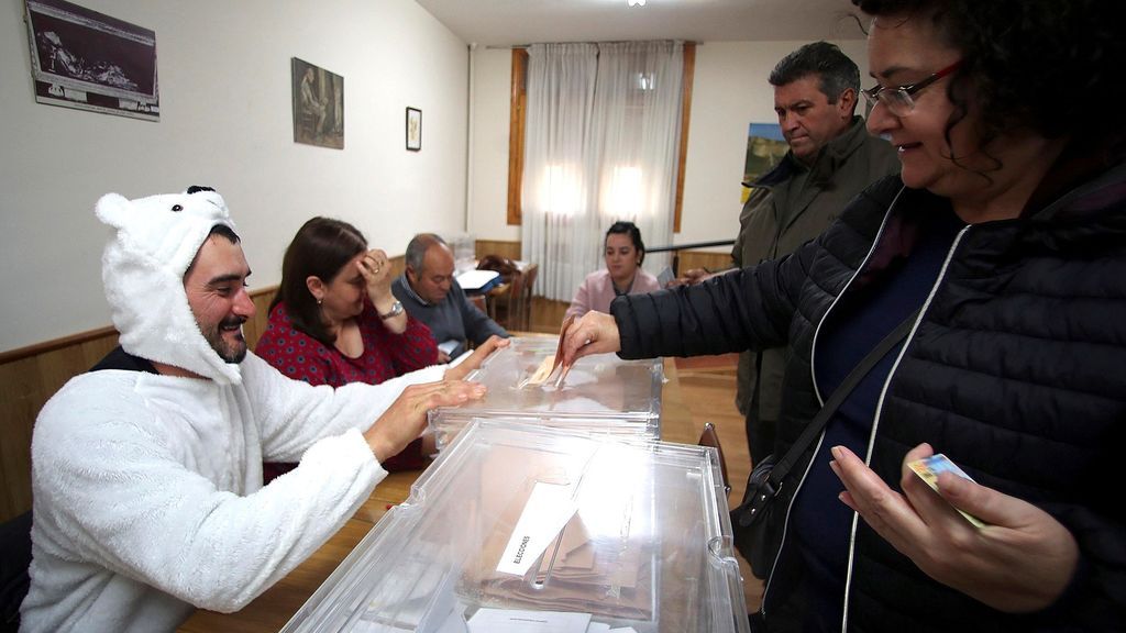 Un miembro de una mesa electoral se disfraza de oso