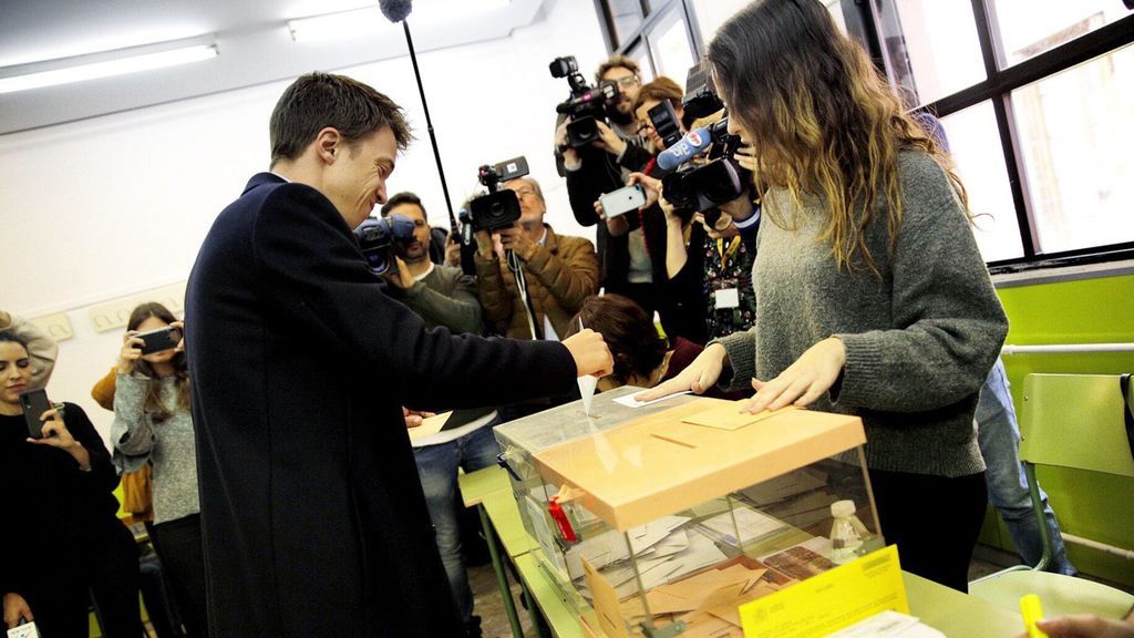 Iñigo Errejón vota durante la jornada electoral