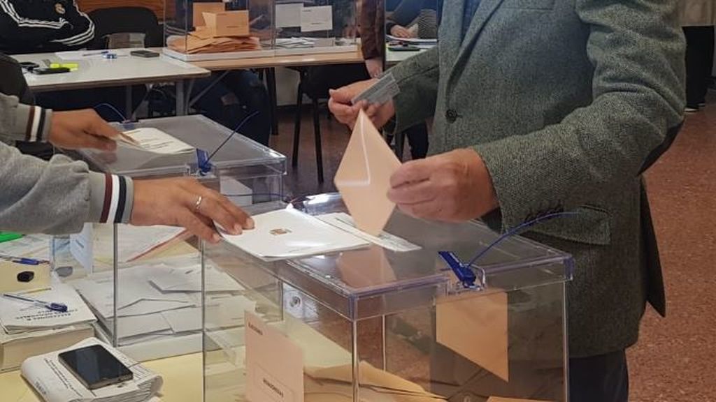 Trasladan las urnas a la calle en Las Palmas de Gran Canaria para que una persona con discapacidad pueda votar