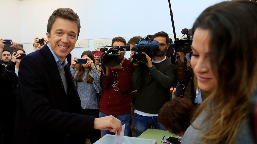 Íñigo Errejón deposita su voto en el Instituto de Santa Teresa de Jesús, en Madrid Íñigo Errejón deposita su voto en el Instituto de Santa Teresa de Jesús, en Madrid