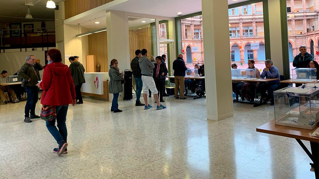 Abren los colegios electorales en Cataluña