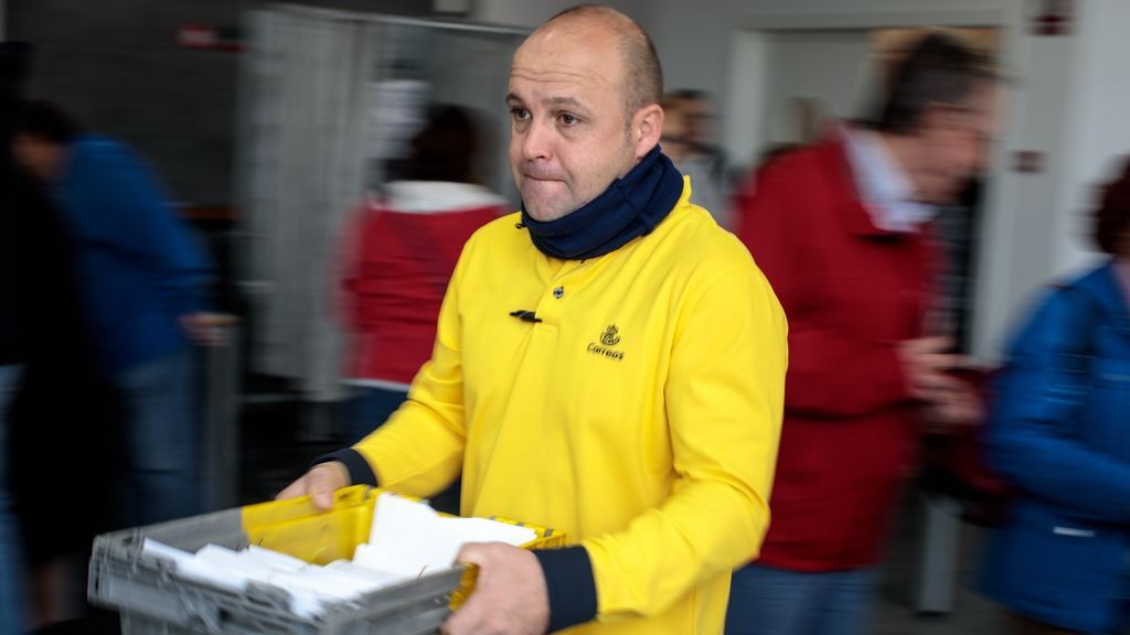Un empleado de Correos transporta los votos por correo