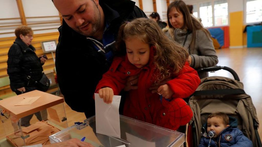 Una niña introduce el sobre electoral de su familiar
