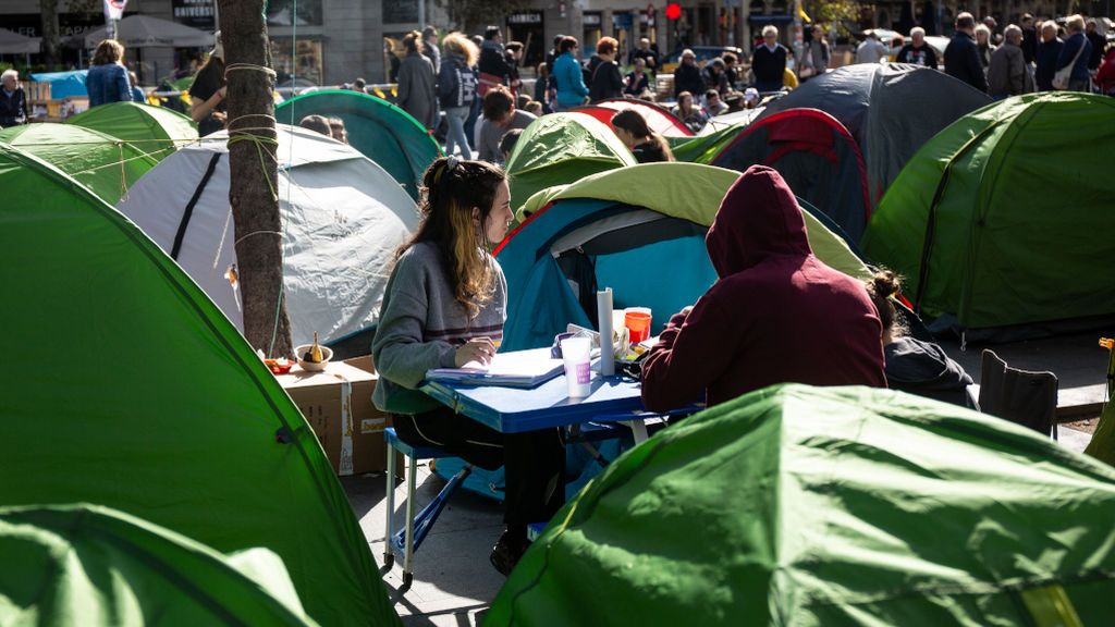 Los acampados en Universitat denunciarán a JERC y Arran por el supuesto robo de la caja solidaria Los acampados en Universitat denunciarán a JERC y Arran por el supuesto robo de la caja solidaria
